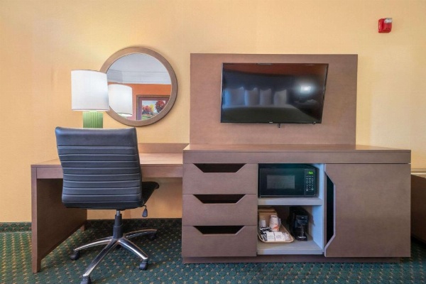 Quality Inn & Suites Galveston - Beachfront image 18